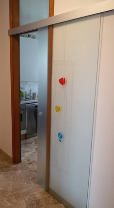 Porte in vetro , porte vetro , porte tuttovetro , porte scorrevoli in vetro , porte vetro scorrevoli, paraschizzi cucina, paraschizzi in vetro ,porte in vetro colorate , porte vetro colorate